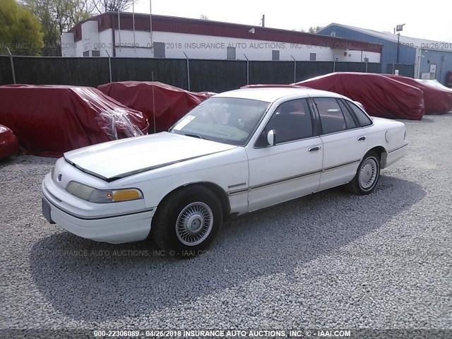 2FACP73W6NX239746 - 1992 FORD CROWN VICTORIA  WHITE photo 2