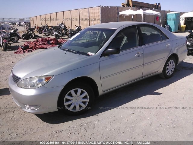 JTDBE32K063049541 - 2006 TOYOTA CAMRY LE/XLE SILVER photo 2