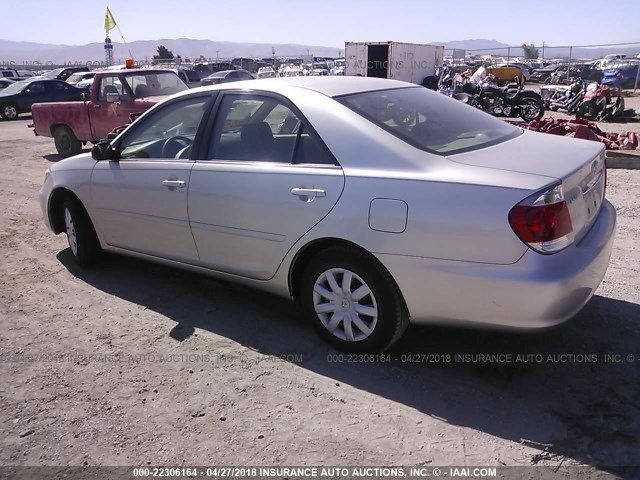 JTDBE32K063049541 - 2006 TOYOTA CAMRY LE/XLE SILVER photo 3