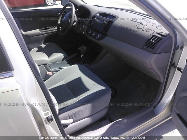 JTDBE32K063049541 - 2006 TOYOTA CAMRY LE/XLE SILVER photo 5
