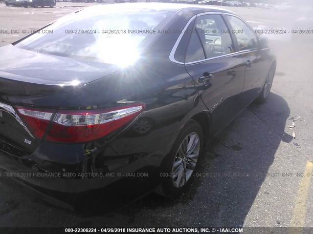 4T1BF1FKXHU681967 - 2017 TOYOTA CAMRY LE/XLE/SE/XSE BLACK photo 4
