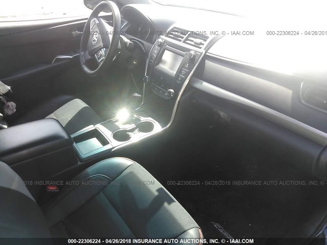 4T1BF1FKXHU681967 - 2017 TOYOTA CAMRY LE/XLE/SE/XSE BLACK photo 5