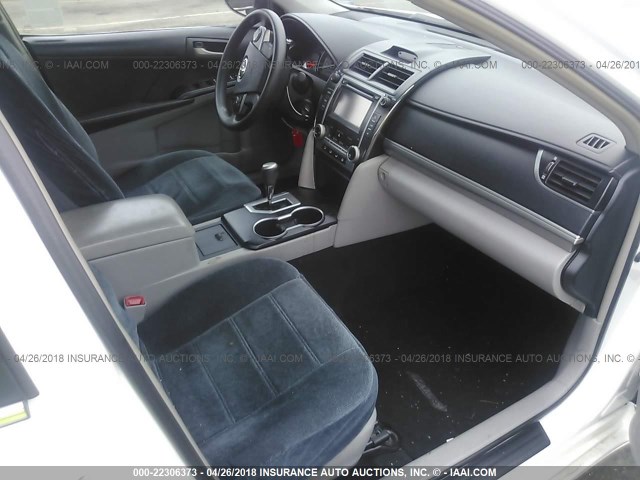4T4BF1FK8CR264989 - 2012 TOYOTA CAMRY SE/LE/XLE 白色 照片 5