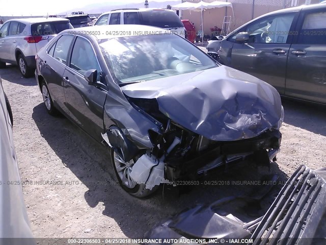 4T1BF1FK0HU766770 - 2017 TOYOTA CAMRY LE/XLE/SE/XSE GRAY photo 1