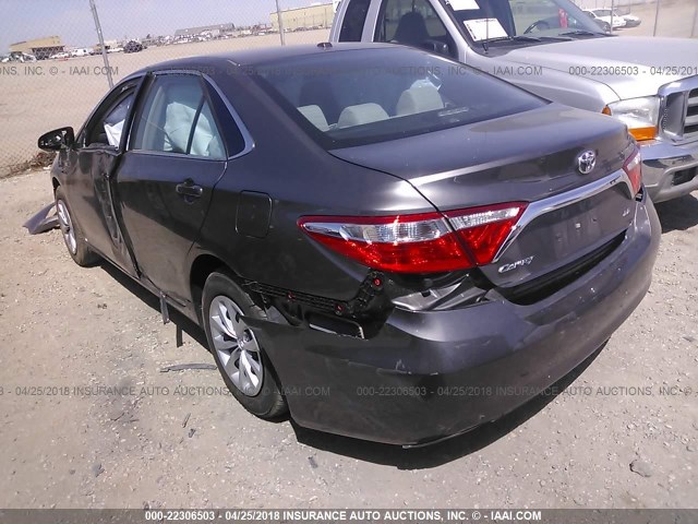 4T1BF1FK0HU766770 - 2017 TOYOTA CAMRY LE/XLE/SE/XSE GRAY photo 3