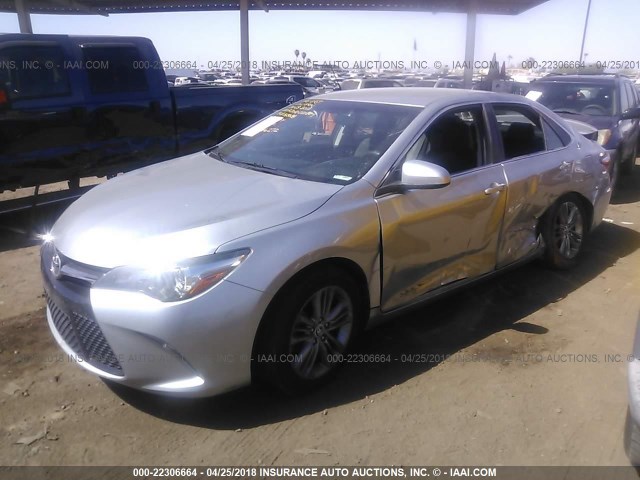 4T1BF1FK8GU516272 - 2016 TOYOTA CAMRY LE/XLE/SE/XSE SILVER photo 2