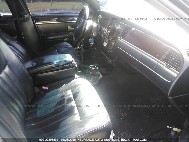 1LNHM81W93Y660564 - 2003 LINCOLN TOWN CAR EXECUTIVE BLACK photo 5