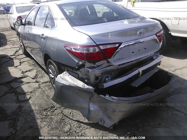 4T1BF1FK4HU302302 - 2017 TOYOTA CAMRY LE/XLE/SE/XSE SILVER photo 3