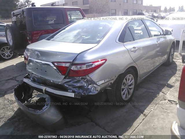 4T1BF1FK4HU302302 - 2017 TOYOTA CAMRY LE/XLE/SE/XSE SILVER photo 4