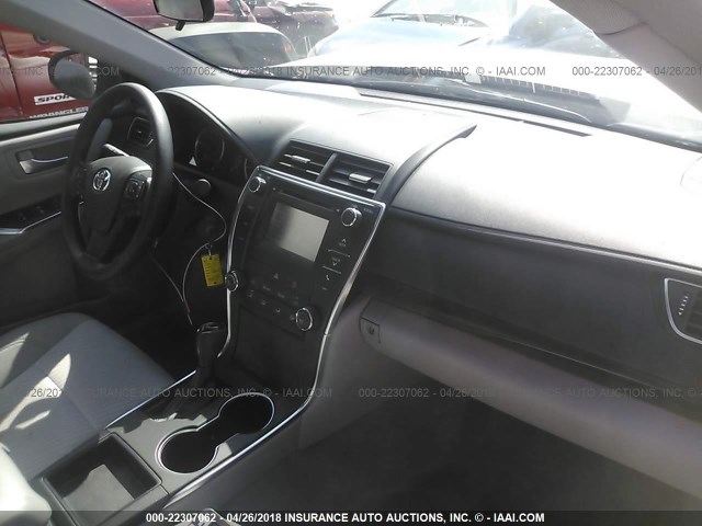 4T1BF1FK4HU302302 - 2017 TOYOTA CAMRY LE/XLE/SE/XSE SILVER photo 5