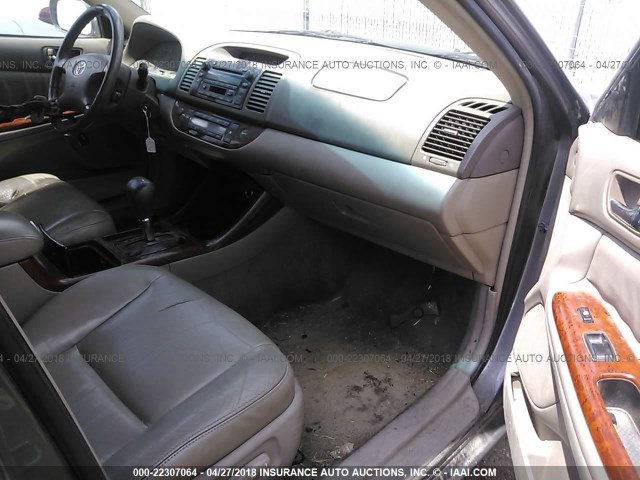 4T1BE30K04U857247 - 2004 TOYOTA CAMRY LE/XLE/SE ნაცრისფერი ფოტო 5