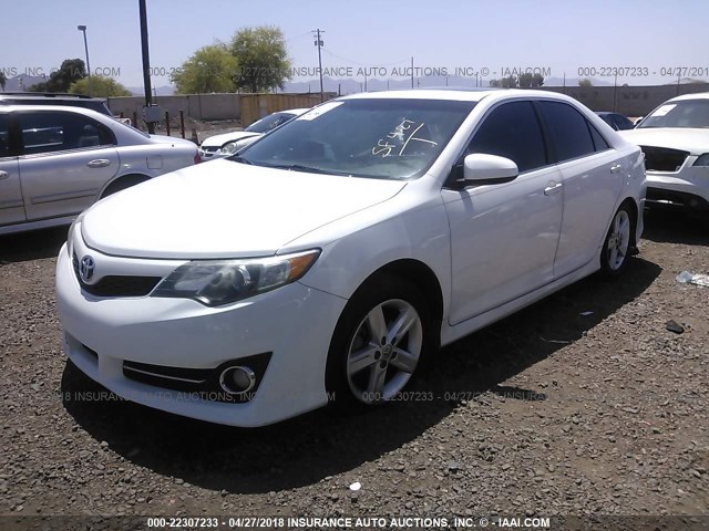 4T1BF1FK3DU707285 - 2013 TOYOTA CAMRY L/SE/LE/XLE 白色 照片 2