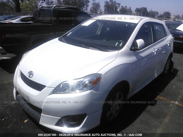 2T1KU4EE9AC304928 - 2010 TOYOTA COROLLA MATRIX  WHITE photo 2