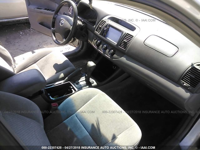4T1BE32K34U355409 - 2004 TOYOTA CAMRY LE/XLE/SE 银色 照片 5