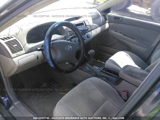 4T1BF32K74U076817 - 2004 TOYOTA CAMRY LE/XLE/SE BLACK photo 5