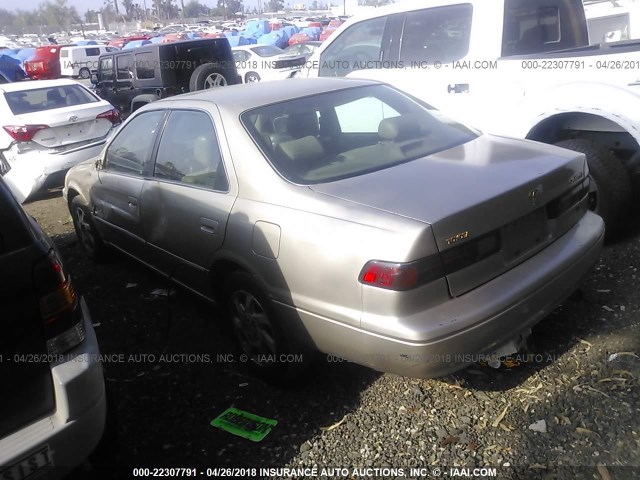 JT2BF28K9W0101936 - 1998 TOYOTA CAMRY LE/XLE ოქროსფერი ფოტო 3