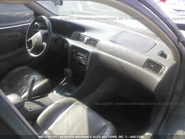 JT2BF28K9W0101936 - 1998 TOYOTA CAMRY LE/XLE ოქროსფერი ფოტო 5