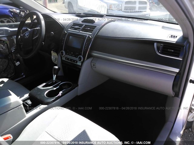 4T1BF1FK9CU134312 - 2012 TOYOTA CAMRY SE/LE/XLE SILVER photo 5