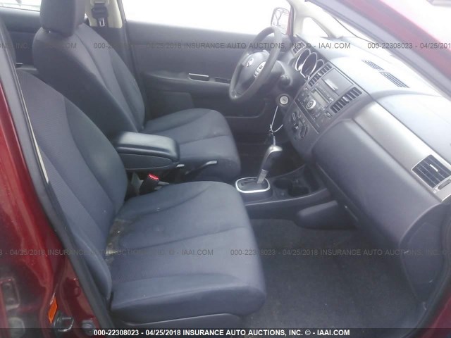 3N1BC11E28L450265 - 2008 NISSAN VERSA S/SL RED photo 5