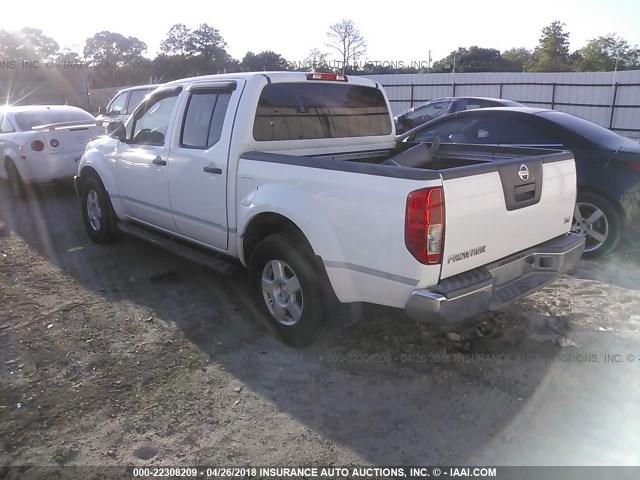 1N6AD07U65C441555 - 2005 NISSAN FRONTIER CREW CAB LE/SE/OFF ROAD WHITE photo 3