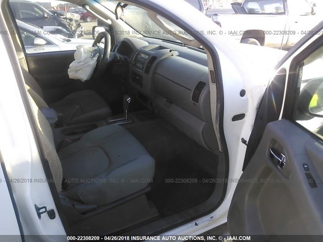 1N6AD07U65C441555 - 2005 NISSAN FRONTIER CREW CAB LE/SE/OFF ROAD WHITE photo 5