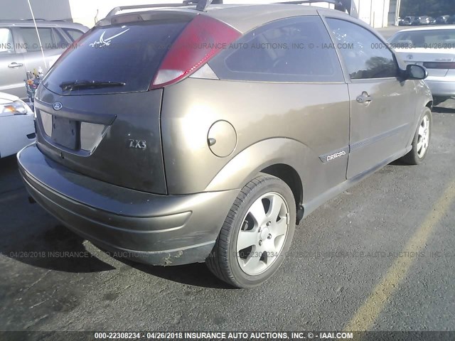 3FAHP3134YR241103 - 2000 FORD FOCUS ZX3 GRAY photo 4