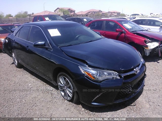 4T1BF1FK6HU752503 - 2017 TOYOTA CAMRY LE/XLE/SE/XSE BLUE photo 1