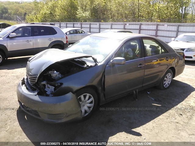 4T1BE32K95U517318 - 2005 TOYOTA CAMRY LE/XLE/SE ნაცრისფერი ფოტო 2