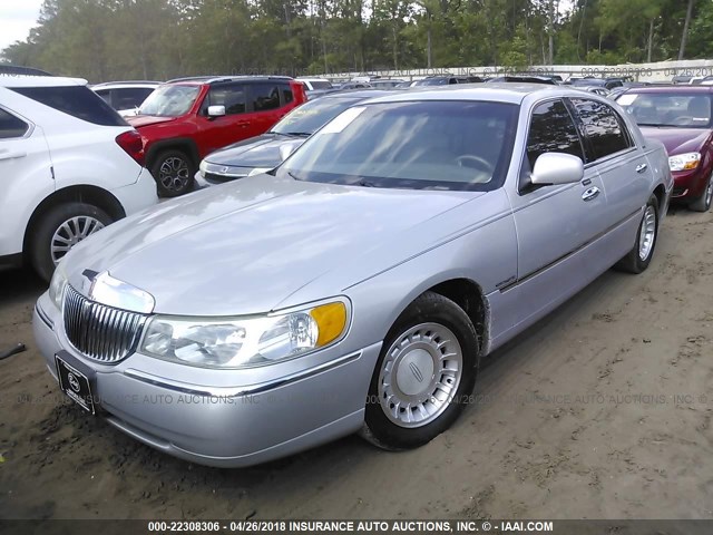 1LNHM81W31Y659357 - 2001 LINCOLN TOWN CAR EXECUTIVE SILVER photo 2