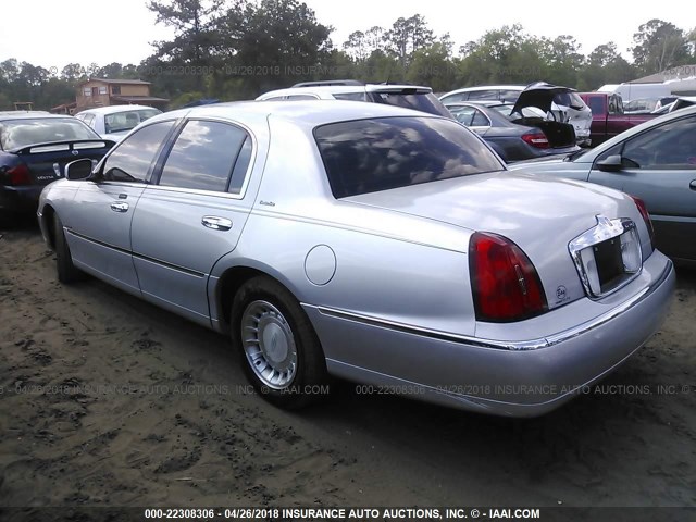 1LNHM81W31Y659357 - 2001 LINCOLN TOWN CAR EXECUTIVE SILVER photo 3