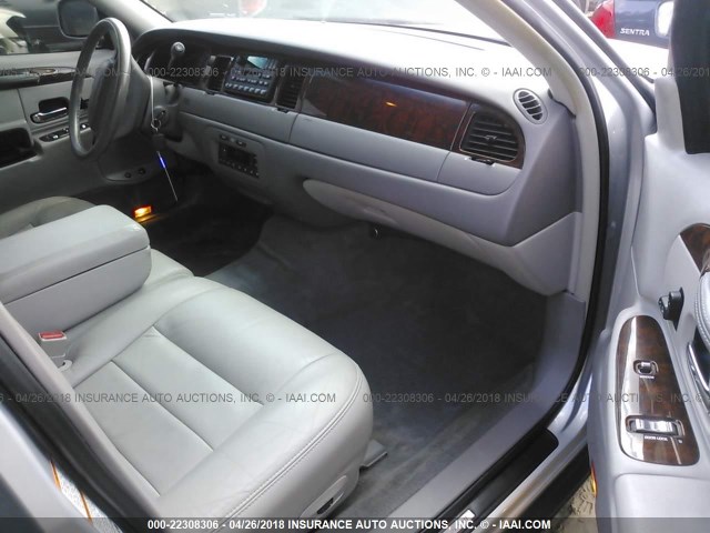 1LNHM81W31Y659357 - 2001 LINCOLN TOWN CAR EXECUTIVE SILVER photo 5