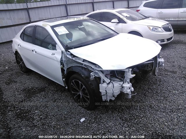 4T1B11HK8JU539120 - 2018 TOYOTA CAMRY L/LE/XLE/SE/XSE WHITE photo 1