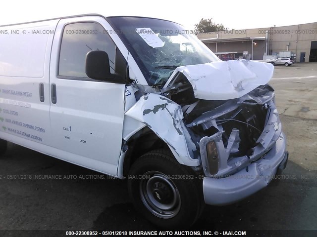 1GCGG25R321177202 - 2002 CHEVROLET EXPRESS G2500  WHITE photo 6