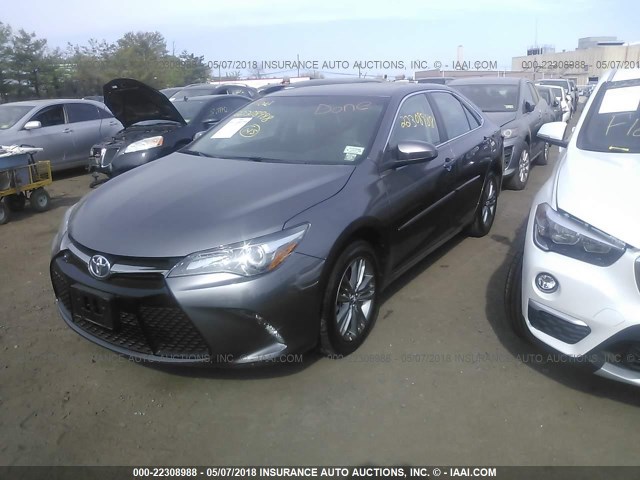 4T1BF1FK7HU314878 - 2017 TOYOTA CAMRY LE/XLE/SE/XSE GRAY photo 2