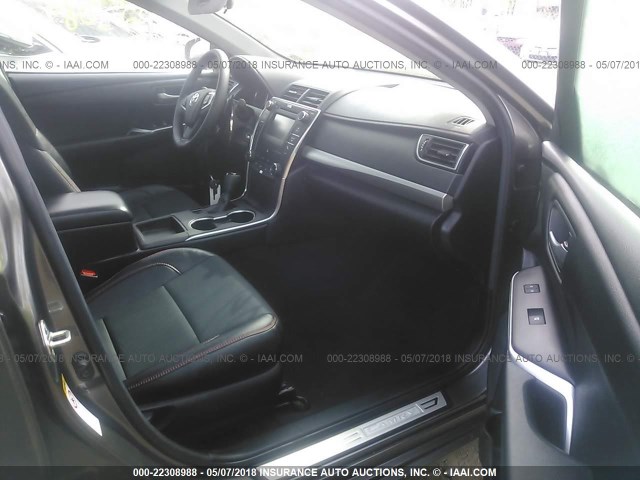 4T1BF1FK7HU314878 - 2017 TOYOTA CAMRY LE/XLE/SE/XSE GRAY photo 5