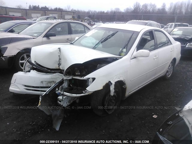 4T1BF30KX2U026137 - 2002 TOYOTA CAMRY LE/XLE/SE თეთრი ფოტო 2