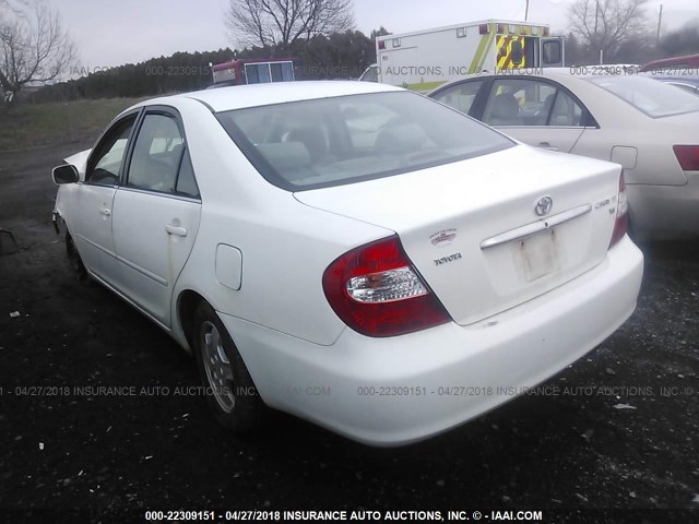 4T1BF30KX2U026137 - 2002 TOYOTA CAMRY LE/XLE/SE თეთრი ფოტო 3