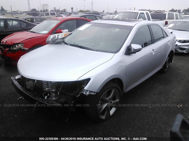 4T1BF1FK0EU823948 - 2014 TOYOTA CAMRY L/SE/LE/XLE Gümüş foto 2