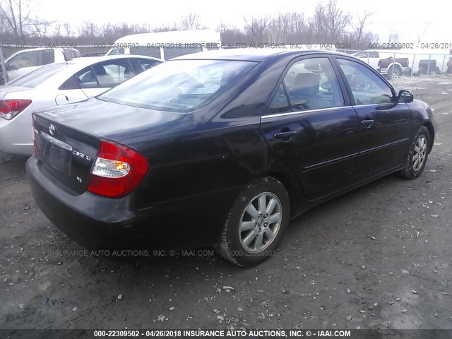 4T1BF30K42U006997 - 2002 TOYOTA CAMRY LE/XLE/SE შავი ფოტო 4