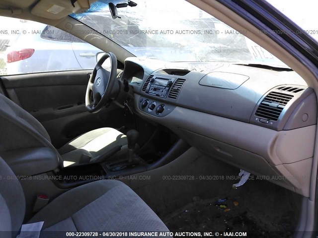 4T1BF30K32U017358 - 2002 TOYOTA CAMRY LE/XLE/SE შავი ფოტო 5