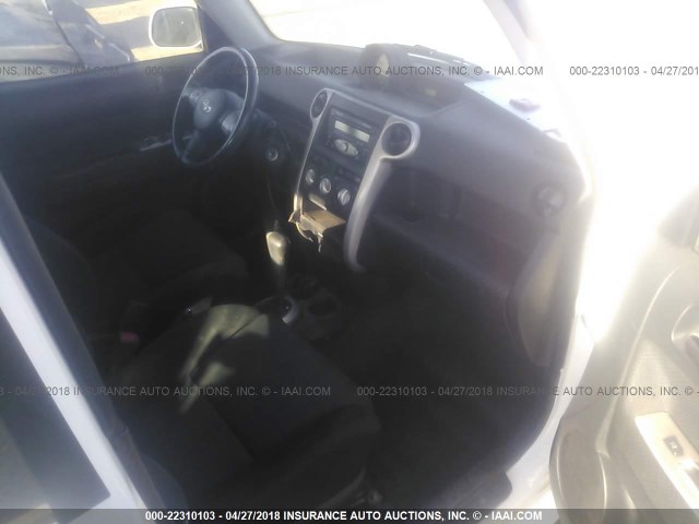 JTLKT324564117080 - 2006 TOYOTA SCION XB WHITE photo 5