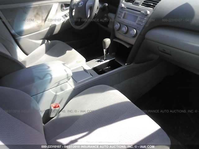 4T1BF3EK5AU041961 - 2010 TOYOTA CAMRY SE/LE/XLE SILVER photo 5