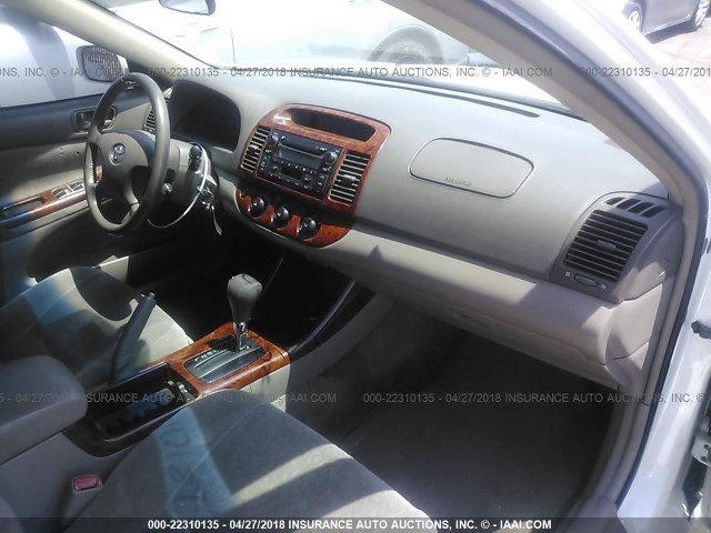 JTDBE32K040253853 - 2004 TOYOTA CAMRY LE/XLE WHITE photo 5