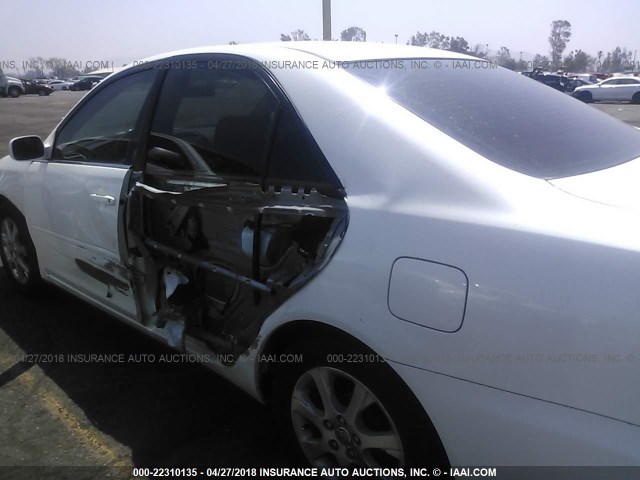 JTDBE32K040253853 - 2004 TOYOTA CAMRY LE/XLE WHITE photo 6
