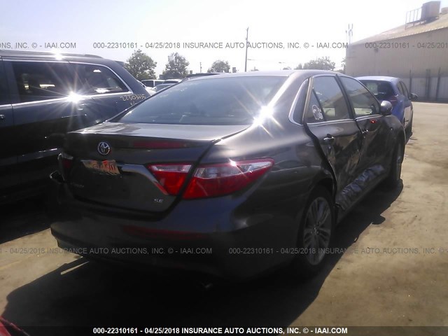 4T1BF1FK9HU411239 - 2017 TOYOTA CAMRY LE/XLE/SE/XSE GRAY photo 4