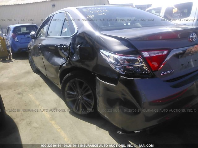 4T1BF1FK9HU411239 - 2017 TOYOTA CAMRY LE/XLE/SE/XSE GRAY photo 6