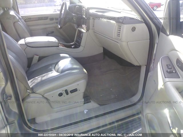 1GYEK63NX5R132710 - 2005 CADILLAC ESCALADE LUXURY Silber Foto 5