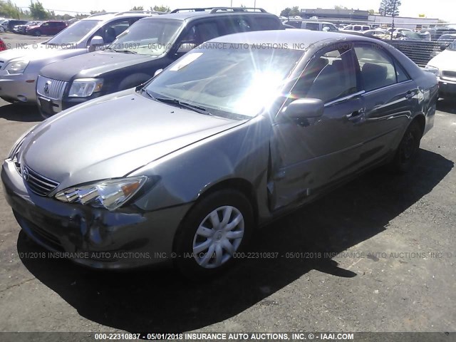 4T1BE32KX5U989575 - 2005 TOYOTA CAMRY LE/XLE/SE ნაცრისფერი ფოტო 2
