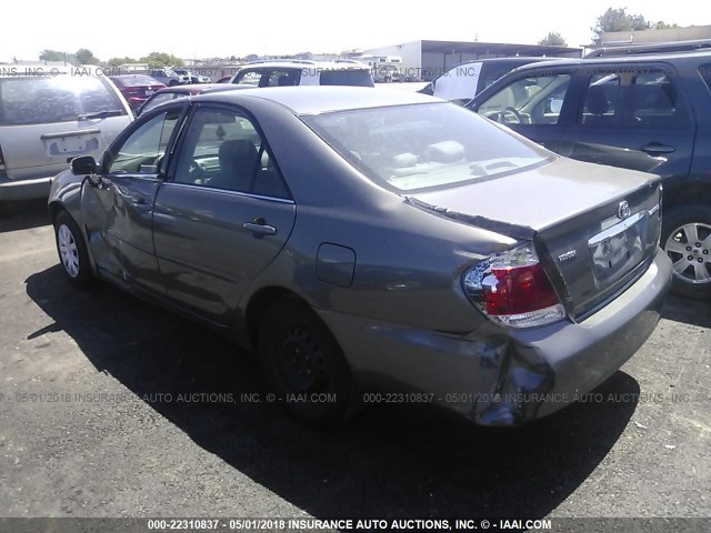 4T1BE32KX5U989575 - 2005 TOYOTA CAMRY LE/XLE/SE ნაცრისფერი ფოტო 3