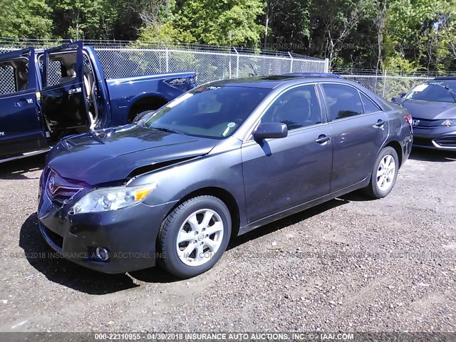 4T1BF3EK8BU225566 - 2011 TOYOTA CAMRY SE/LE/XLE GRAY photo 2